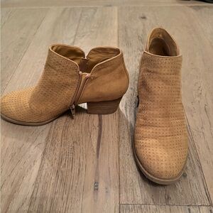 Women’s Fergie tan ankle boots, size 7.5